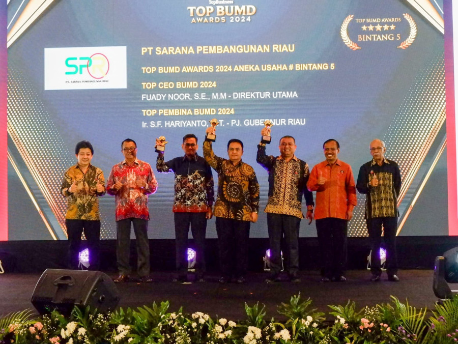 Dirut PT SPR dan Pj Gubri Raih Top BUMD dan Top Pembina BUMD Award 2024