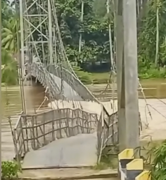 Jembatan Gantung di Bukit Kauman dan Pebaun Hulu Nyaris Putus