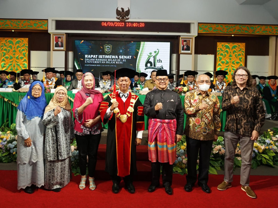 Rektor UIR Beri Penghargaan pada Gubri Syamsuar dan 5 Mantan Gubernur Riau di  Milad ke-61