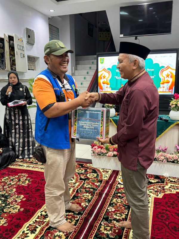 Sivitas Fakultas Hukum UIR Berbagi Berkah Ramadhan dengan PHL dan Keamanan