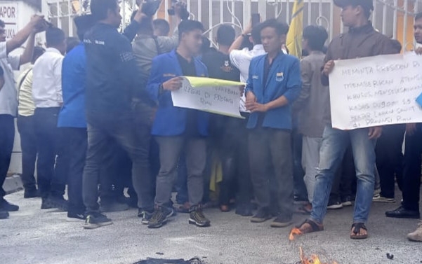 Massa PMII Riau Unjuk Rasa di DPRD Desak Pemerintah Tuntaskan Sawit Ilegal