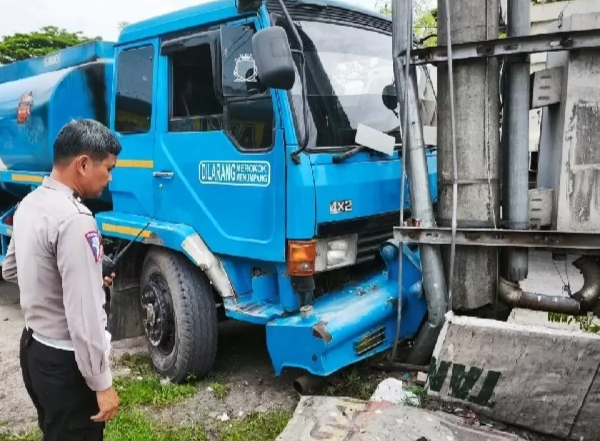 Rem Blong, Truk Tangki Nyaris Timbulkan Kecelakaan Beruntun di Panam