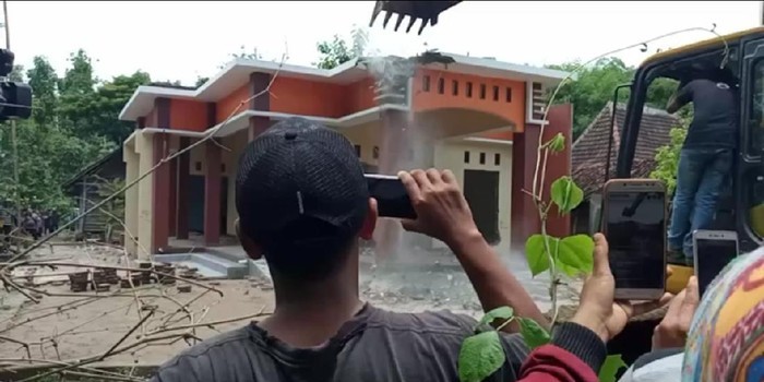 Suami Nekat Robohkan Rumah Gegara Istri Selingkuh 