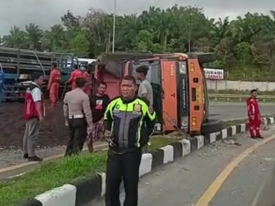Truk Sawit Terbalik di Akses Tol Permai