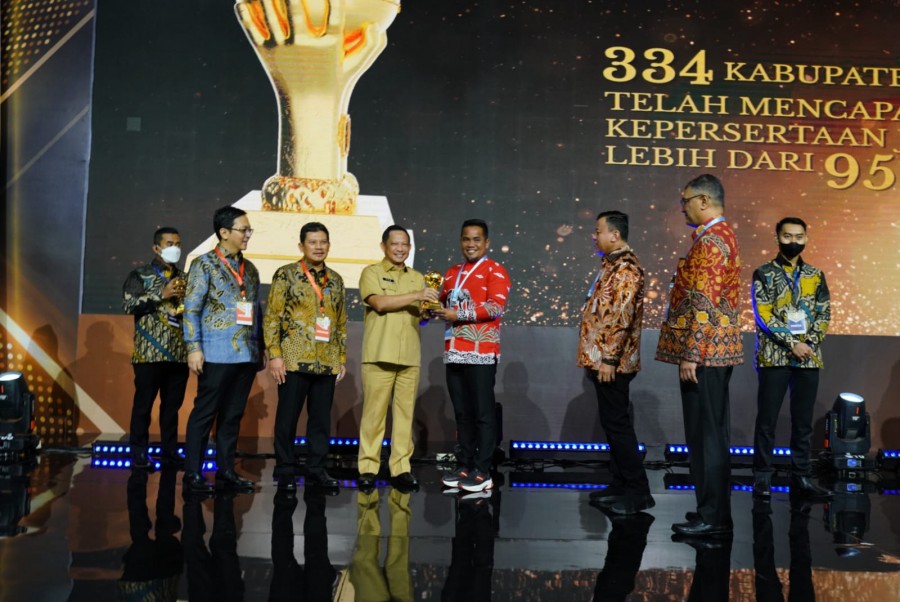 Berobat Gratis Tunjukkan KTP, Bupati Zukri Dianugerahi Penghargaan UHC dari Pemerintah Pusat
