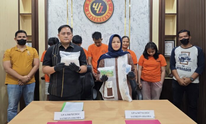 Gegara Disuruh Suami Ambil Sabu, Emak-emak Ditangkap Polisi di Siak Hulu