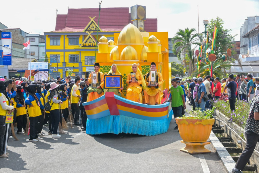 Penantian 14 Tahun, Piala Adipura 2023 Diarak Keliling Kota Bagansiapiapi