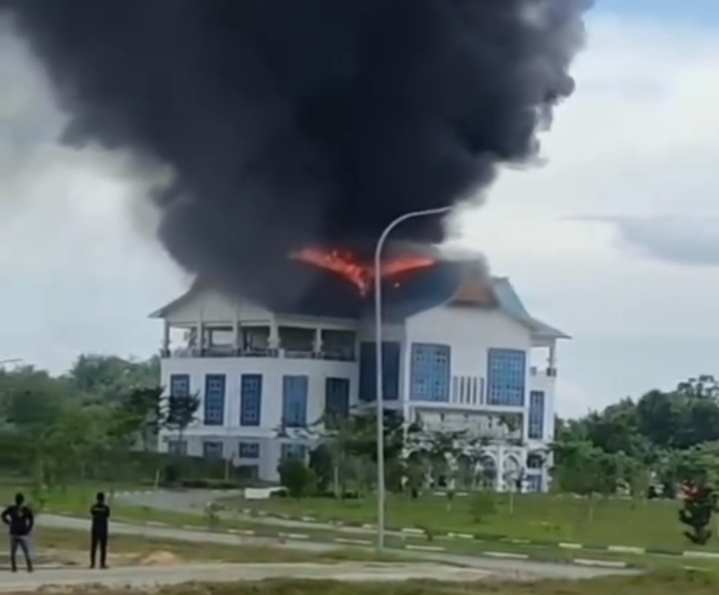 Breaking News! Komplek Perkantoran Walikota Pekanbaru di Tenayan Raya Terbakar