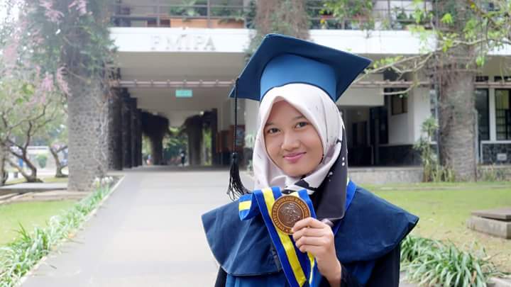 Herayati, Anak Tukang Becak Lulus S2 Cum Laude di ITB