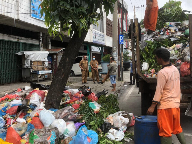 Pemko Pekanbaru Jelaskan Alasan Sampah Tak Terangkut hingga Membusuk 
