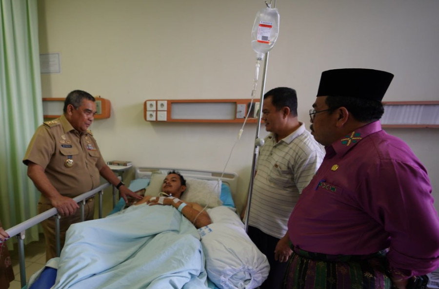 Gubri Edy Natar Kunjungi Korban Erupsi Gunung Marapi Muhammad Arbi