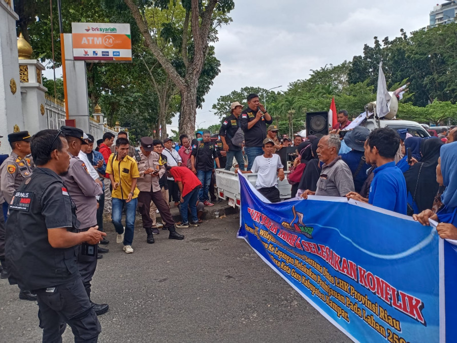 Massa Gerlamata Minta Gubri Edy Natar Selesaikan Konflik Lahan di Koto Garo
