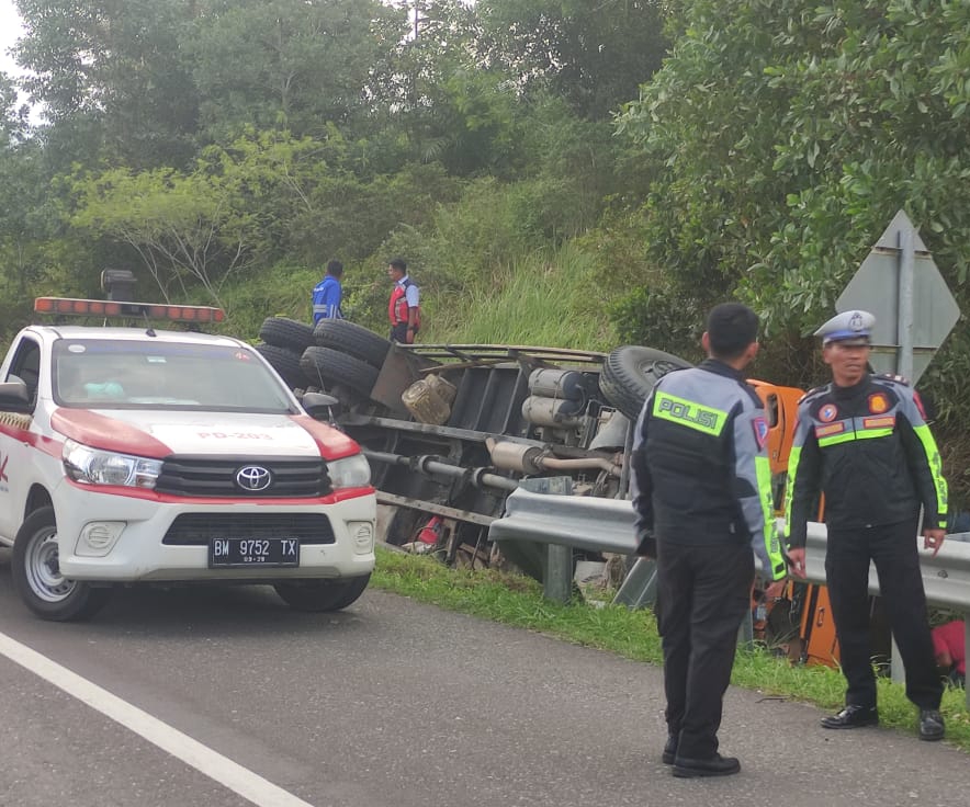Sopir Mengantuk, Dump Truk Bermuatan Sawit Terbalik di Tol Permai