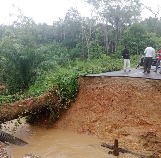 Jalan Koto Inuman–Sigaruntang Putus Diterjang Banjir, Warga Terisolasi