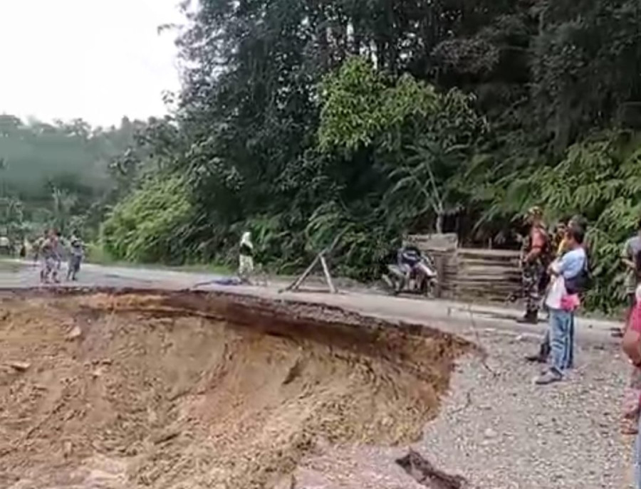 Jalan Lintas Teluk Kuantan-Sumbar Longsor, Pengendara Diminta Hati-hati 