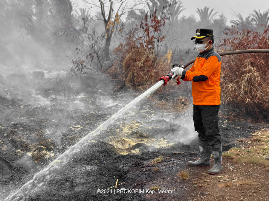 Tiba di Lokasi Karhutla, Plt Bupati Asmar Disambut Hujan Deras