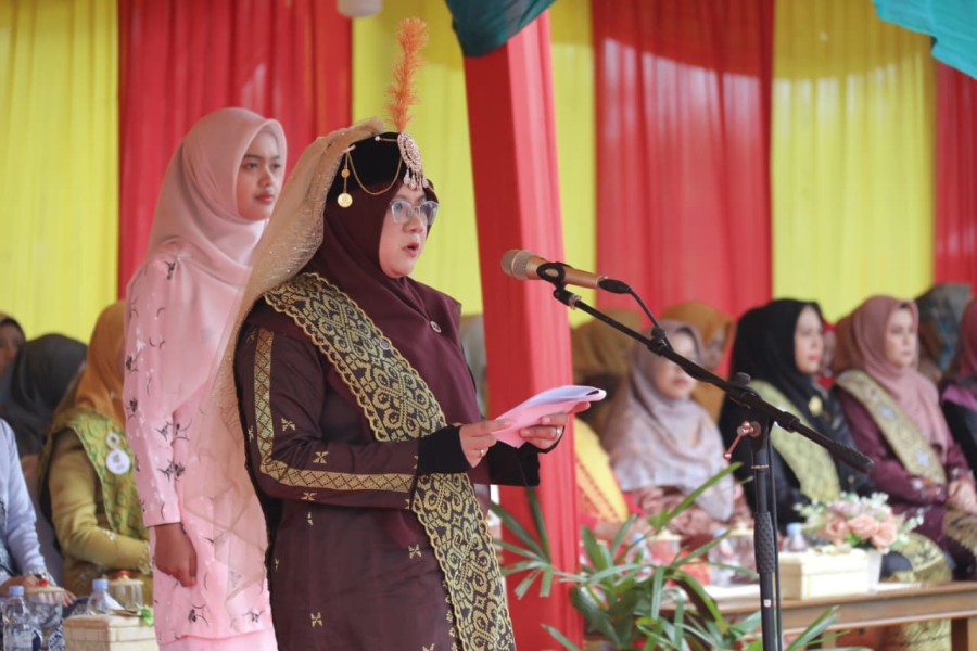 Berbaju Melayu Sultanah Latifah, Bupati Afni Pimpin Upacara HUT Siak, Suarakan Kesetiaan dan Keadilan