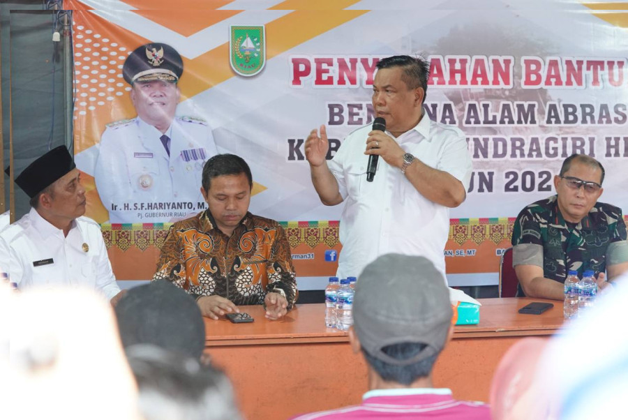 Kunjungi Korban Longsor dan Jalan Lintas yang Rusak di Inhil, Pj Gubri Salurkan Bantuan