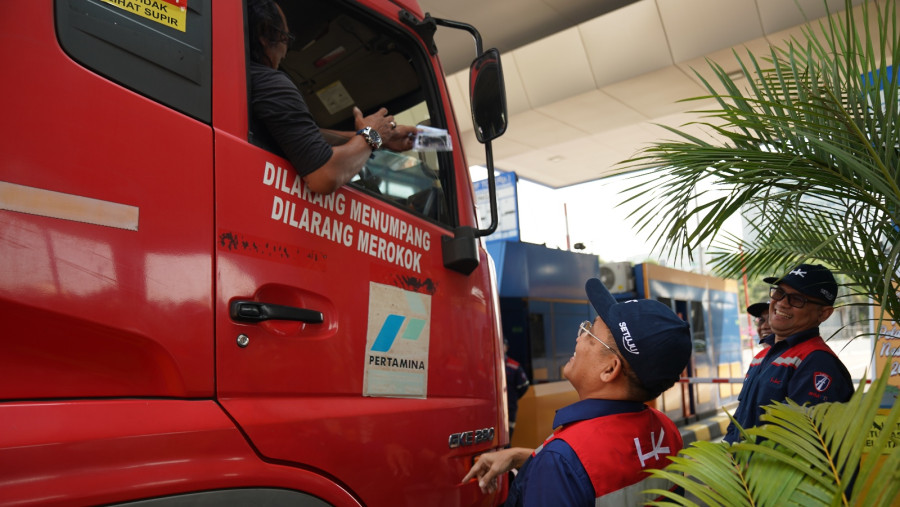 PT HK Bagikan Ribuan Merchandise Spesial pada Pengguna Jalan Tol