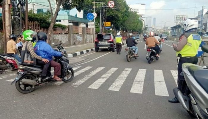 Pengendara Sepeda Motor Kini Dilarang Pakai Sendal Jepit, Ini Alasannya 