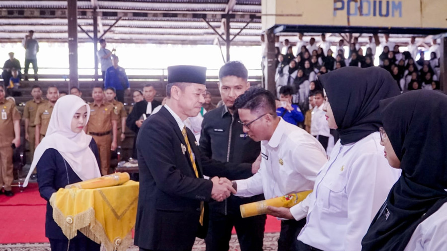 Bupati Rohil Serahkan 766 SK PPPK Formasi Tahun 2023