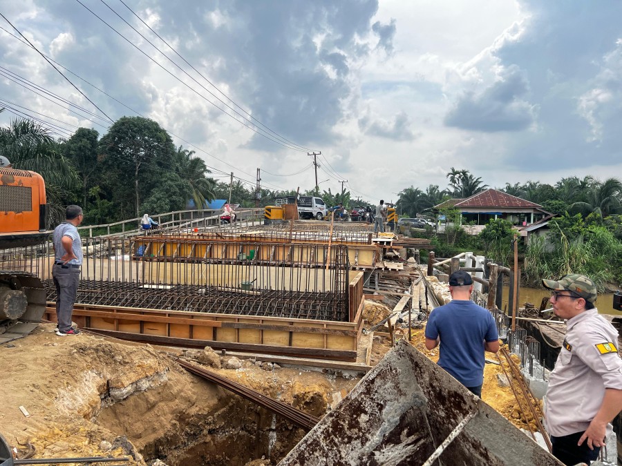 Perbaikan Jembatan Sei Sekayan Deras Dikebut, Pekan Ketiga Juli Ditargetkan Selesai