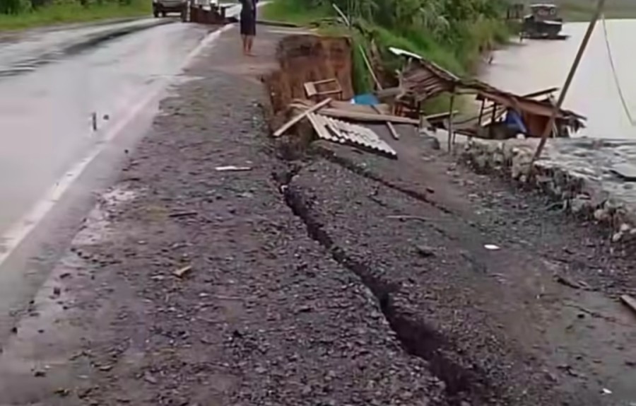 Bahu Jalan di Kuala Cenaku Retak, PUPR Riau Lakukan Penanganan Darurat Cegah Longsor