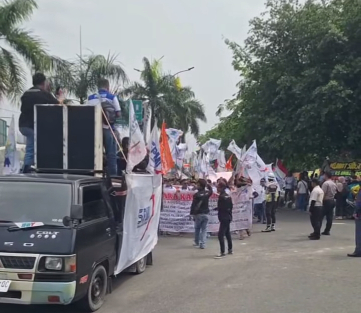 Buruh Kepung DPRD Riau, Tuntut UMP Naik 10 Persen dan Hapus Outsourcing