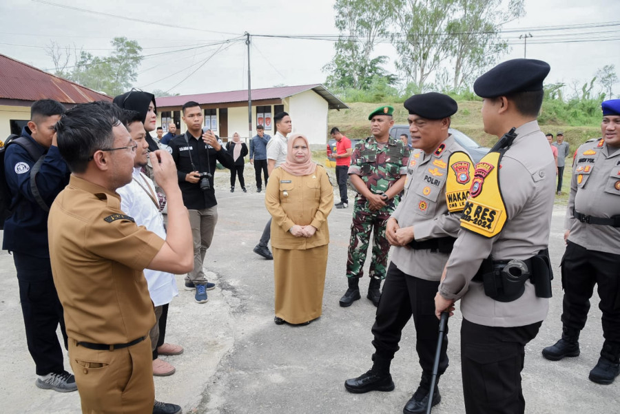 Pastikan Pemilu Aman dan Lancar, Bupati Kasmarni dan Wakapolda Tinjau TPS