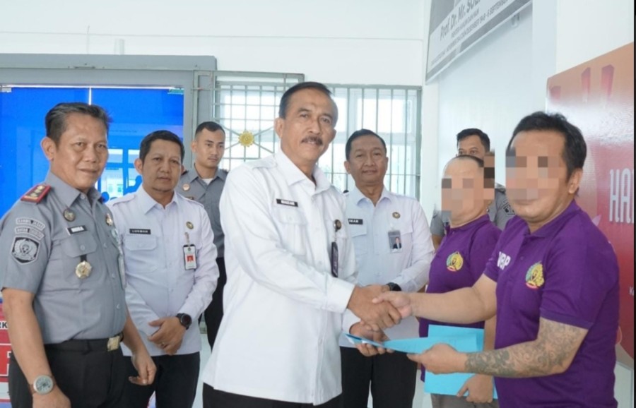 Kemenkumham Riau Serahkan Remisi Khusus Waisak di Lapas Rumbai
