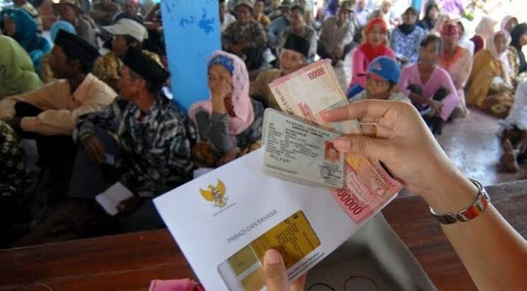 Penyaluran BLT Mandeg, Jokowi Tegur 3 Menteri: Kerja Cepat!