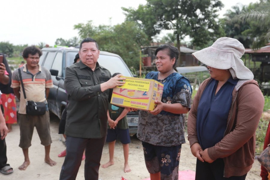 Pemprov Riau Salurkan 2,5 Ton Beras untuk Korban Banjir di Pelalawan