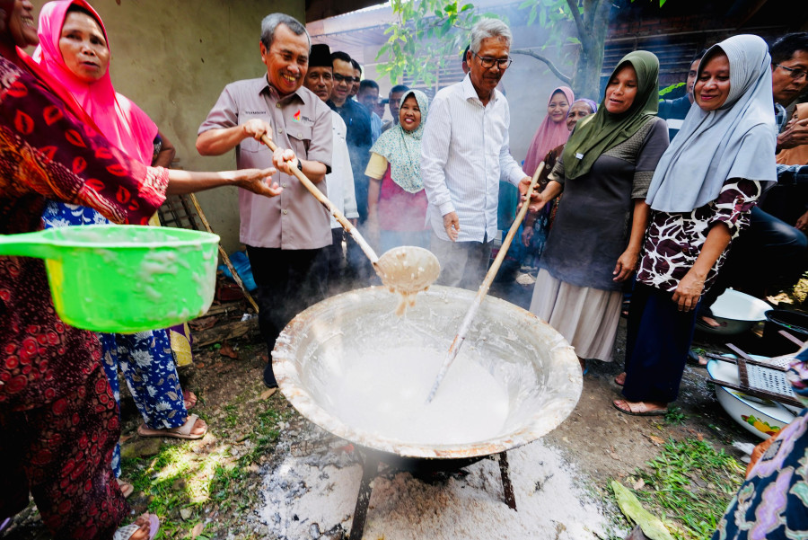 Gubri Syamsuar Ikut Masak Konji Berayak Bersama Emak-emak di Kuansing