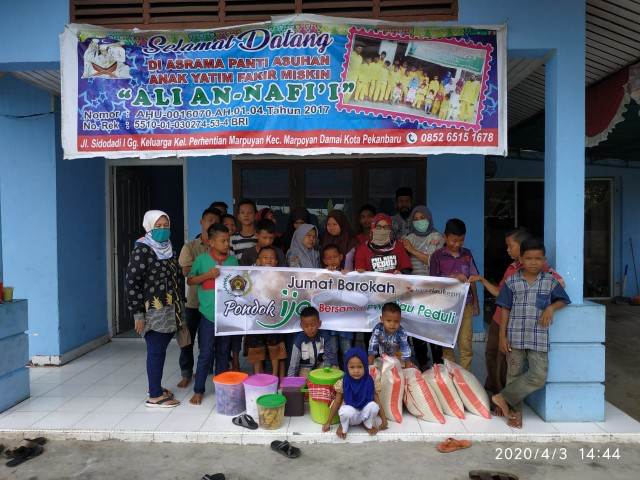 Sahabat Pondok Ijo dan PWI Peduli Serahkan 100 Paket Makan Siang dan 10 Karung Beras