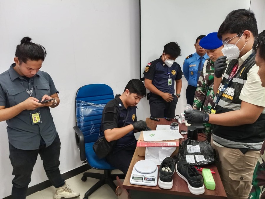 Modus Sepatu Berisi Narkoba Terbongkar di Bandara SSK II Pekanbaru