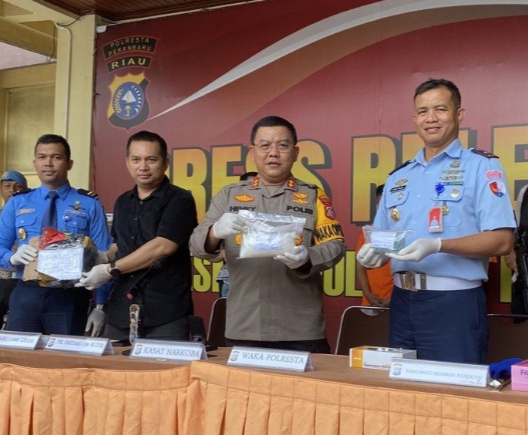 Polisi Pekanbaru Gagalkan Pengiriman 1 Kg Sabu ke Jakarta, 2 Tersangka Diringkus