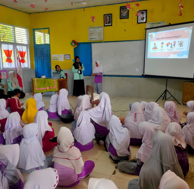 Mahasiswa Kukerta Unri Sosialisasi PHBS di SDN 006 Rambah Samo