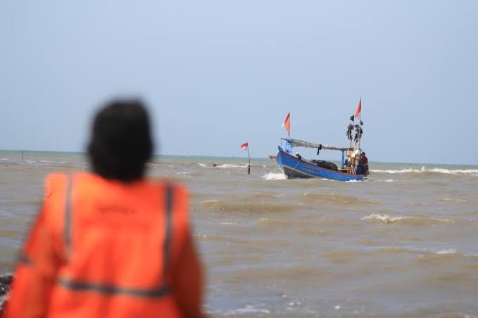 Tim SAR Selamatkan 5 Nelayan di Perairan Siakap
