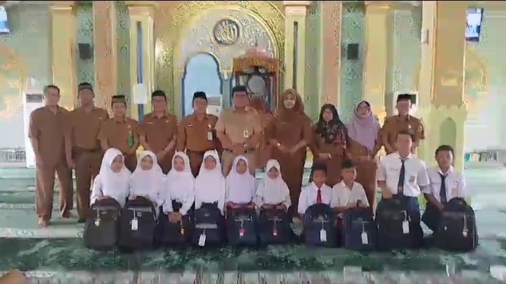 Kadisdik Pekanbaru Serahkan Bantuan Zakat Siswa Tak Mampu di Kecamatan Senapelan, Sukajadi dan Payung Sekaki