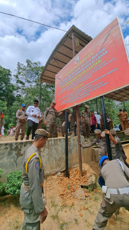 Tak Realisasikan Janji Bangun Kebun Masyarakat, Bupati Zukri Segel Lahan PT MAL