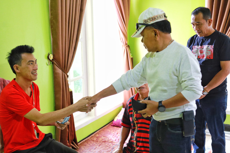 Plt Bupati Asmar Jenguk Warga Meranti yang Dirawat di Rumah Sakit Pekanbaru