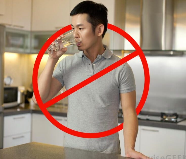 Bahaya Minum Air Sambil Berdiri