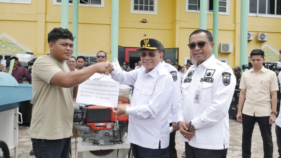 Bupati Rohil Salurkan Bantuan Alsintan Kementan untuk Tingkatkan Produktivitas Petani