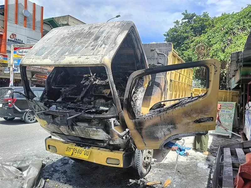 Truk Bermuatan Pupuk Terbakar Hebat di Pekanbaru, Kerugian Diduga Ratusan Juta