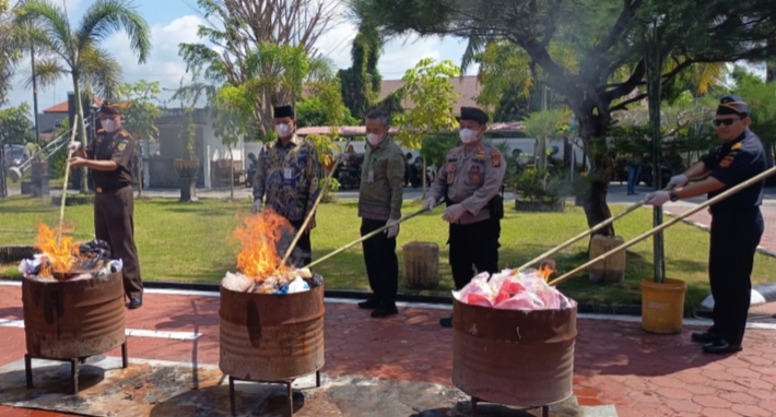 Tegas! Kejari Bengkalis Hancurkan Barang Bukti dari Puluhan Kasus Kejahatan