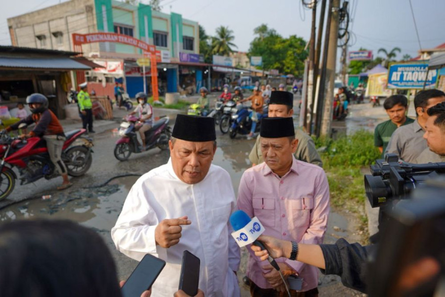 Pj Gubri Turun Tangan Perbaiki Jalan Suka Karya, Warga Ucapkan Alhamdulillah