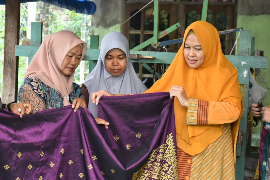 Ketua Umum Dekranasda Dukung Usaha Kerajinan Tenun Songket Kampar