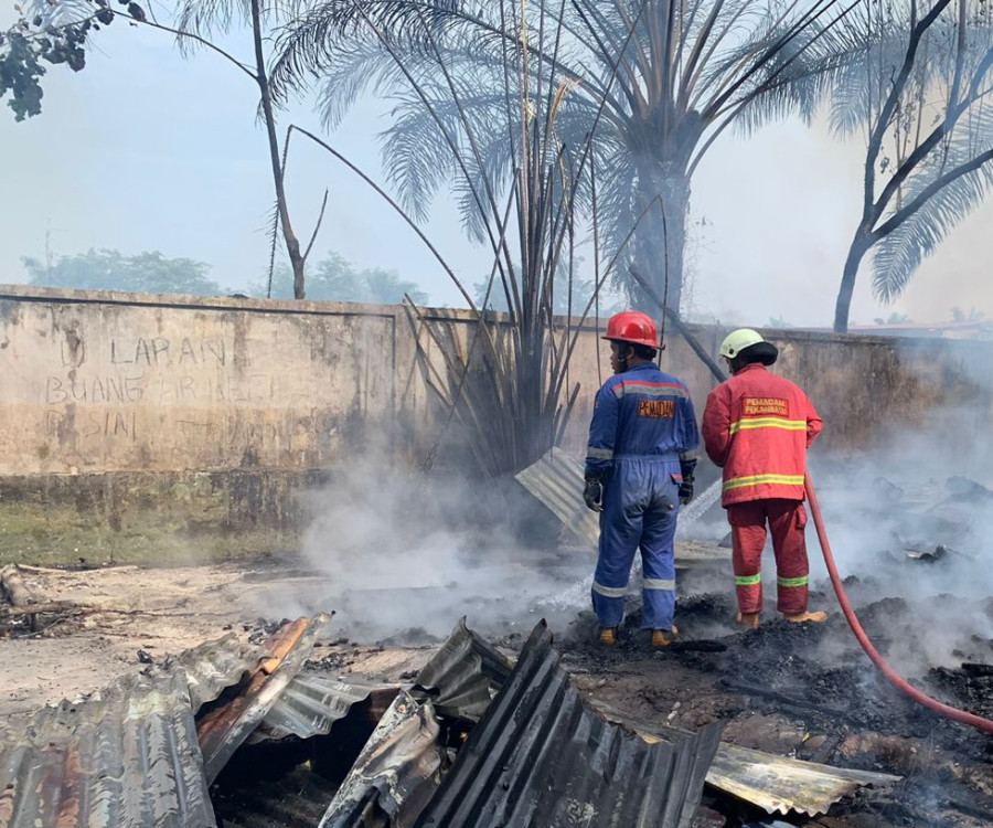 Api Hanguskan Warung Semi Permanen di Payung Sekaki