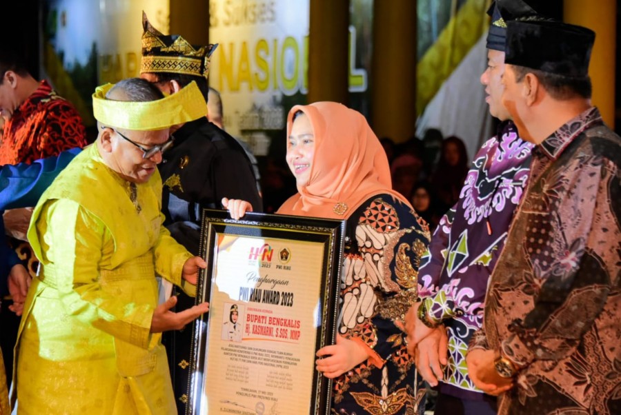 Peduli Pers, Bupati Kasmarni Raih Anugerah PWI Riau Award 2023