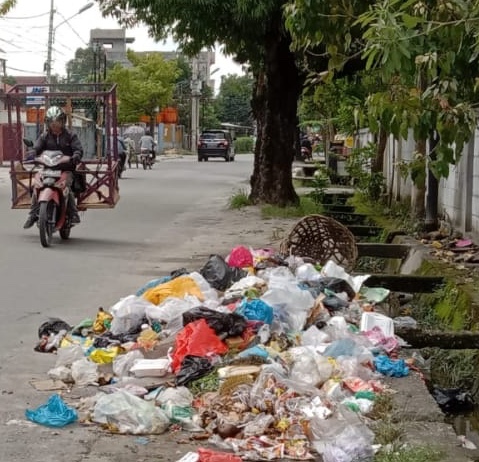 Parah! Bertepatan HUT Pekanbaru ke 238, Sampah Menumpuk di Jalan Rajawali 
